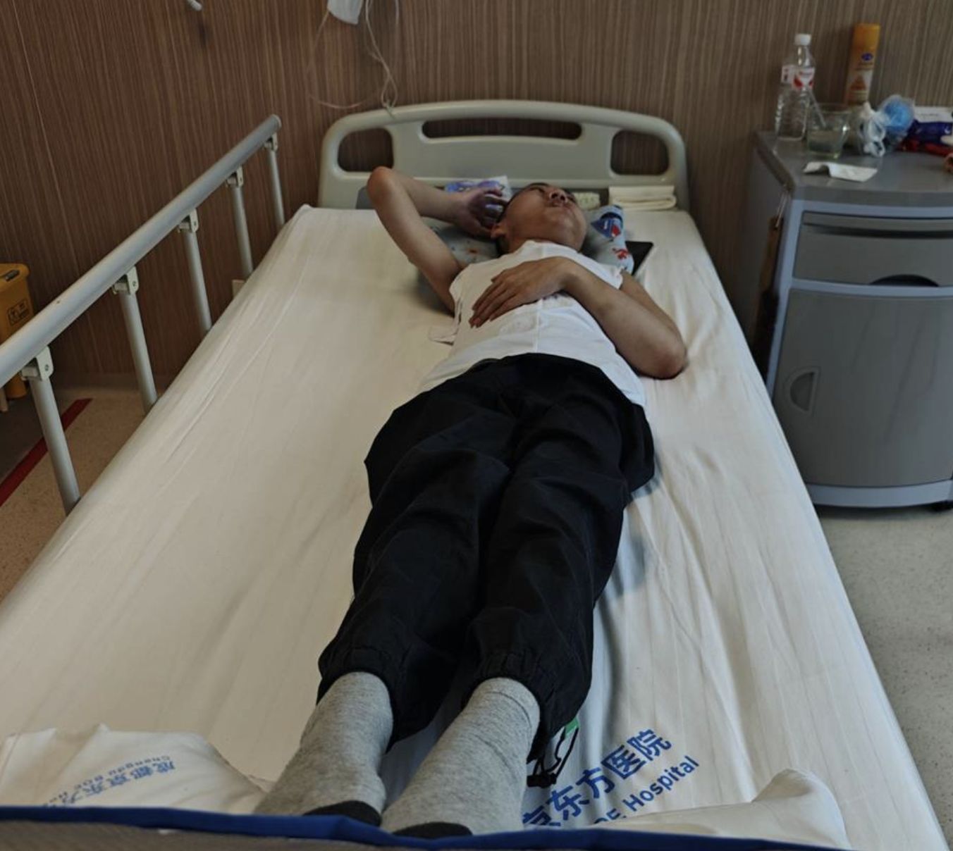 ▲山東「折疊男孩」姜延琛終於完成四次手術，將身體打開。（圖／翻攝極目新聞）