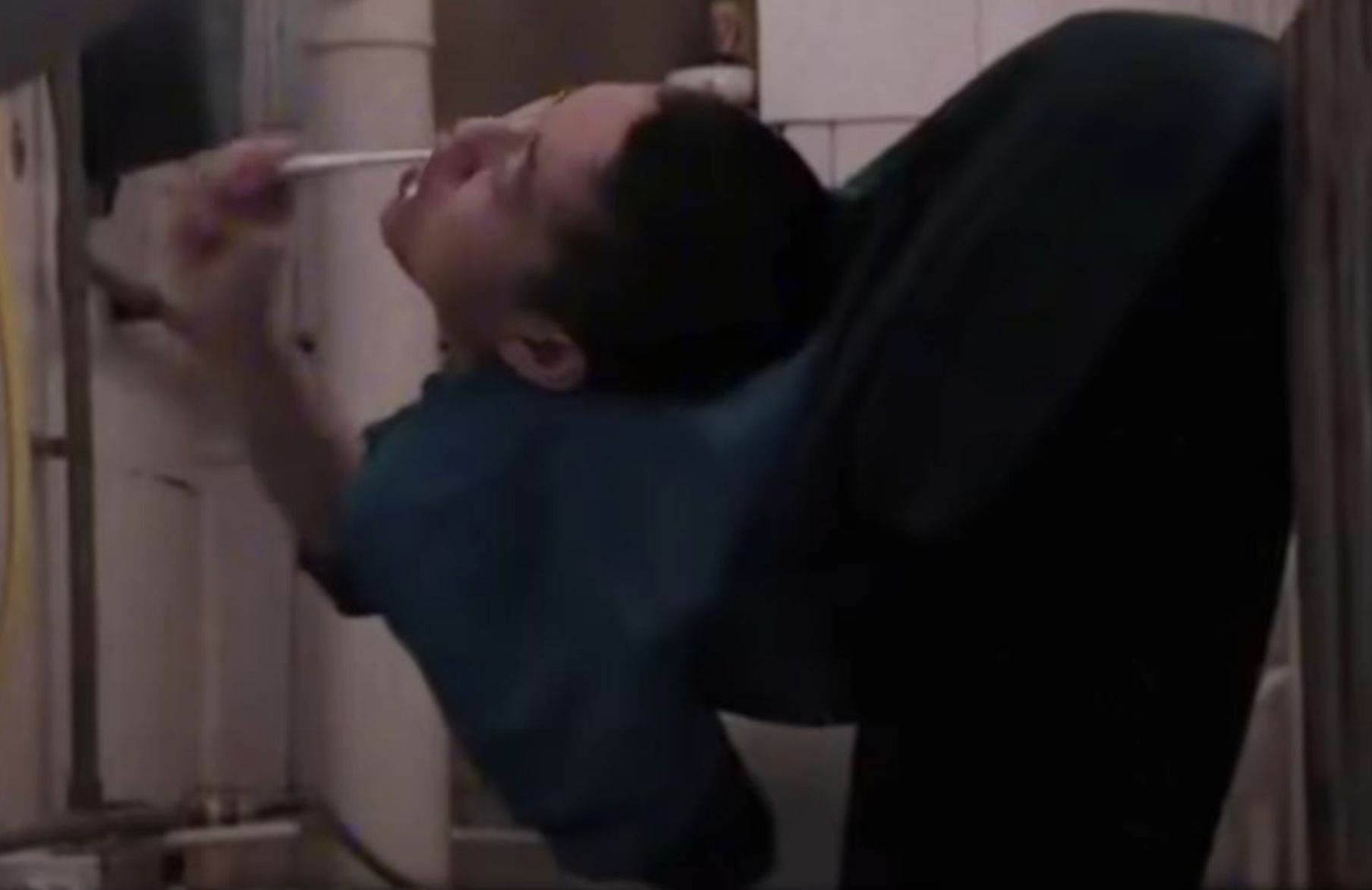 ▲山東「折疊男孩」姜延琛終於完成四次手術，將身體打開。（圖／翻攝極目新聞）