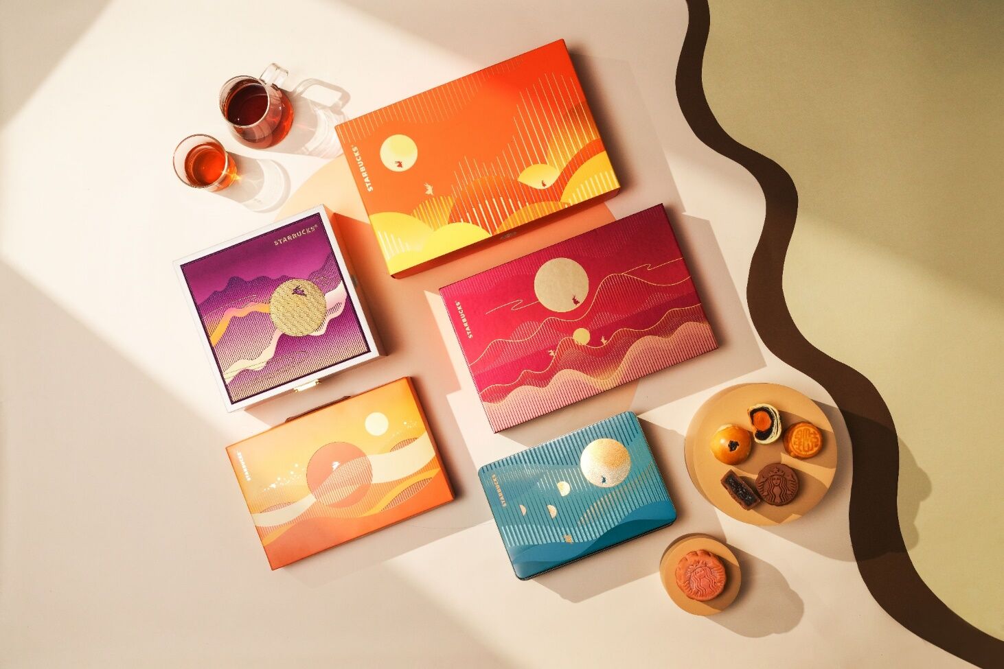 ▲星巴克、半島酒店月餅禮盒。（圖／各業者提供）