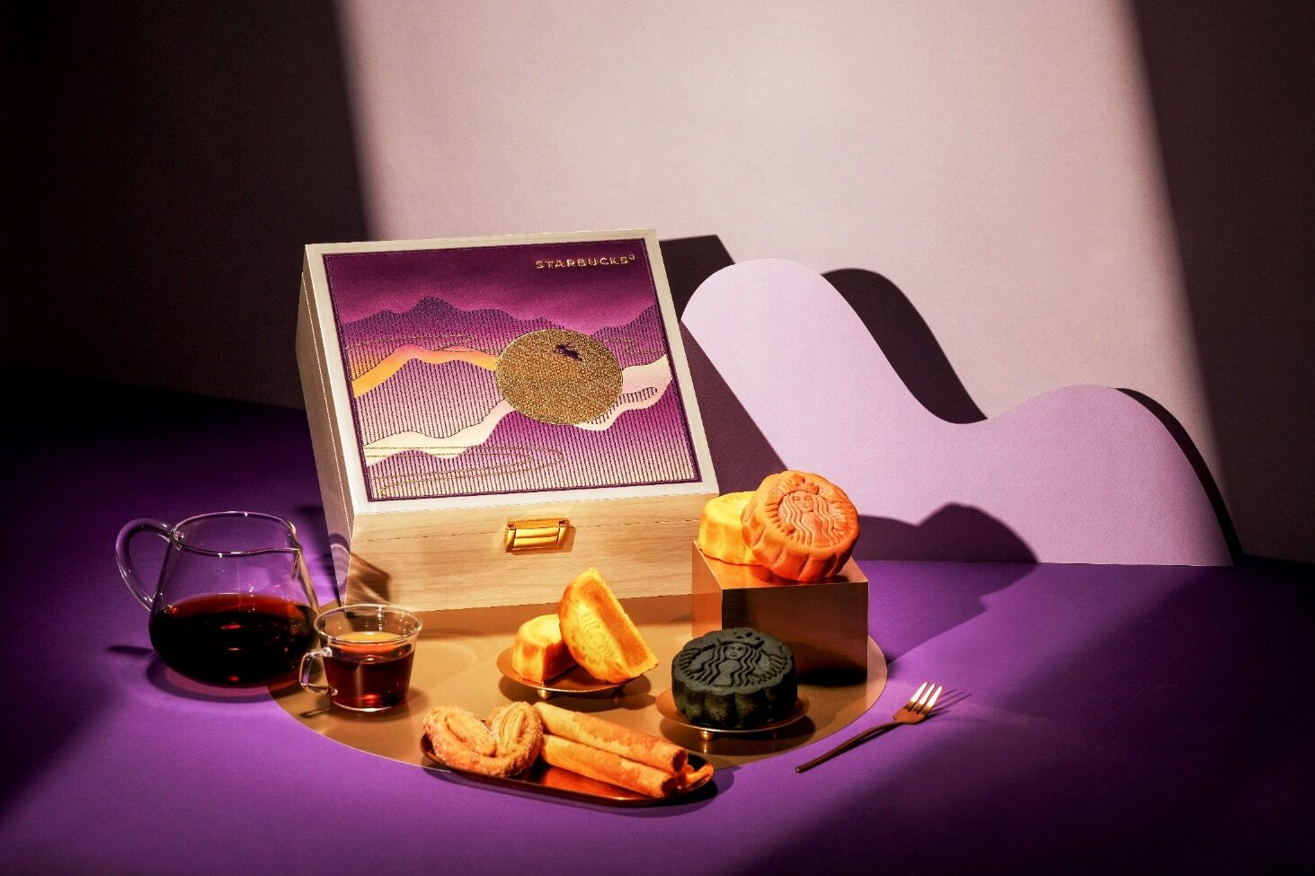 ▲星巴克、半島酒店月餅禮盒。（圖／各業者提供）