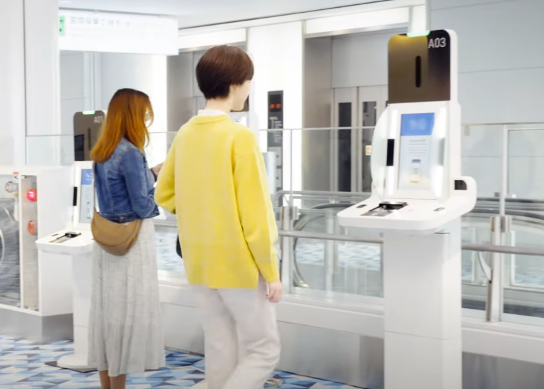 ▲日本各大機場將陸續啟用自動通關機，處理海關與入境審查資料，加快入境時間。（圖／MOJchannel）