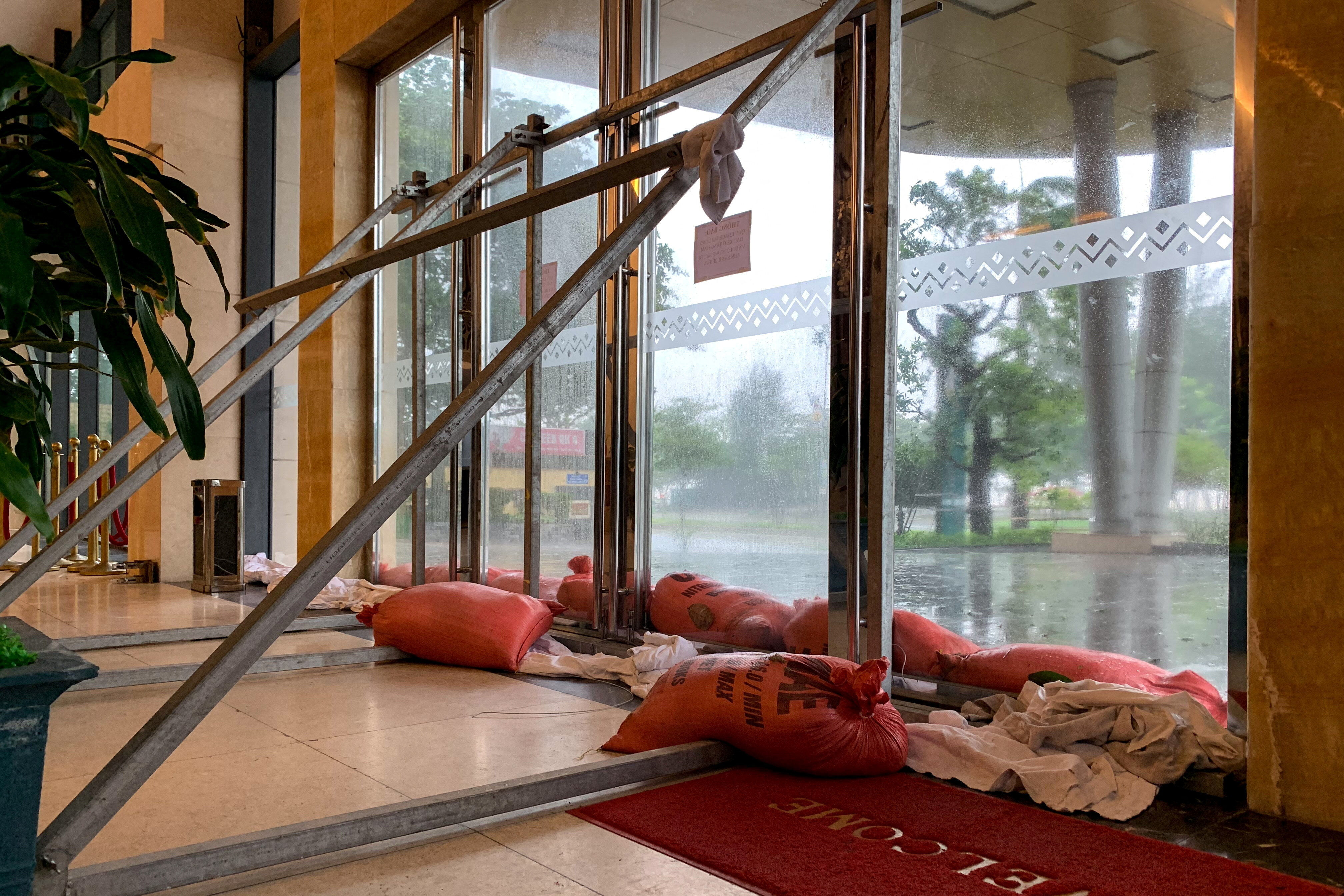 ▲▼ 劍魚颱風登陸越南 。（圖／路透）