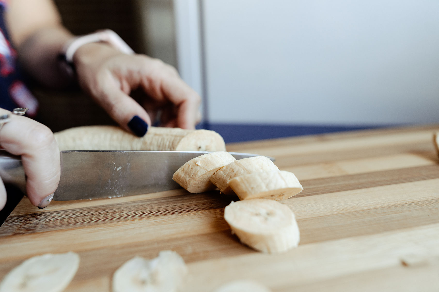 ▲▼切香蕉。（示意圖／VCG）