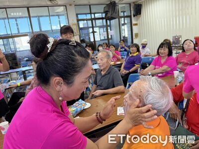 關山樂齡中心慶祝祖父母節　長輩敷面膜體驗笑聲不斷