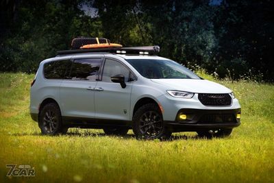克萊斯勒經典MPV「化身冒險越野車」！全地形胎上身外型更硬派
