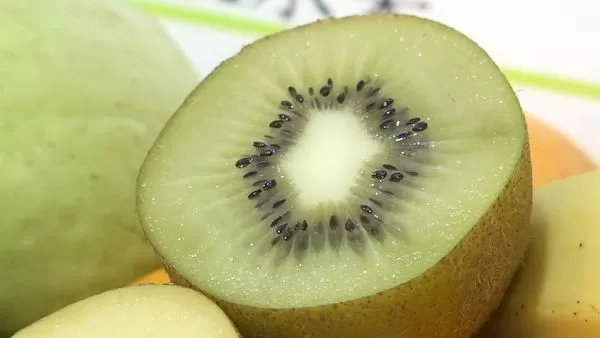 ▲中元普渡別再買泡麵！營養師推薦「奇異果」吉祥又健康。（圖／記者劉亮亨攝）