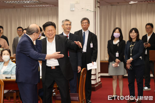 ▲傅崐萁與柯建銘25日在修憲委員會上互動良好。（圖／記者徐文彬攝）