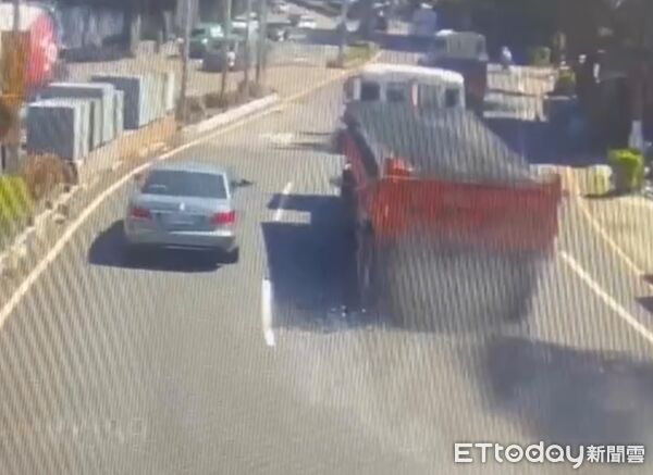 ▲砂石車疑因車斗覆蓋不全，導致砂礫沿途路面滲漏約30公尺。（圖／龜山警分局提供）