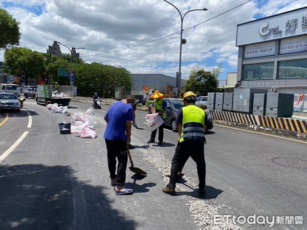 ▲▼警方獲報實施交通管制與疏導車流，並通知環保局人員前來清理。（圖／龜山警分局提供）