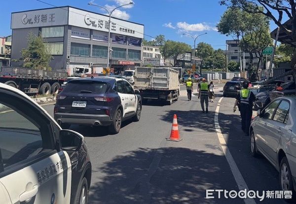 ▲▼警方獲報實施交通管制與疏導車流，並通知環保局人員前來清理。（圖／龜山警分局提供）