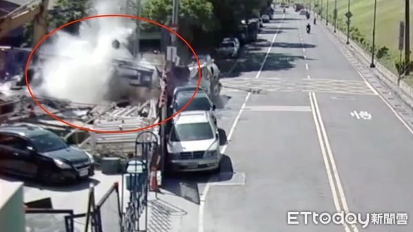 ▲▼吊車翻覆瞬間，吊臂砸毀2輛車及旁邊水塔             。（圖／記者陳以昇翻攝）