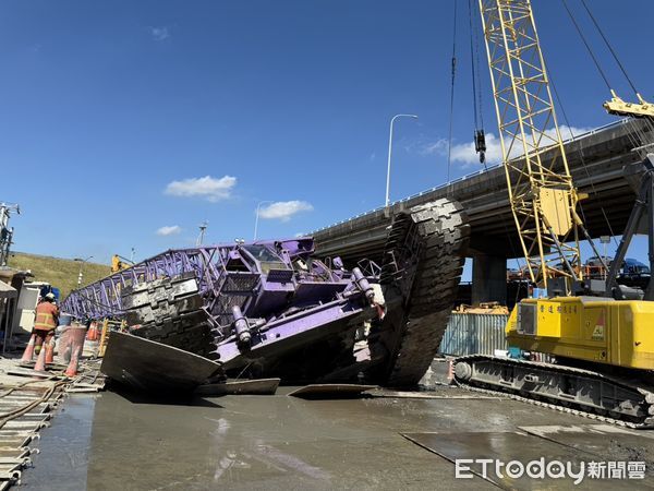 ▲▼吊車翻覆瞬間，吊臂砸毀2輛車及旁邊水塔             。（圖／記者陳以昇翻攝）