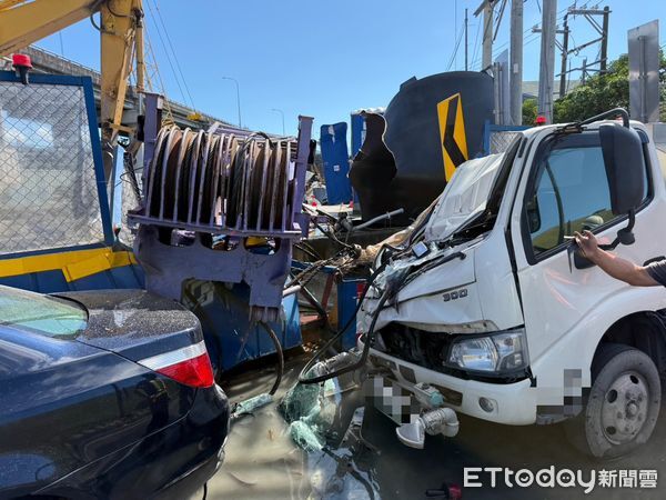 ▲▼吊車翻覆瞬間，吊臂砸毀2輛車及旁邊水塔             。（圖／記者陳以昇翻攝）