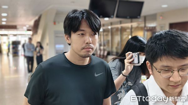 ▲▼以濺血圖卡揭露京華城案偵審司法官個資、到案被羈押的「迷因台式民主」粉專版主工程師戴瑞甯、粉絲護理師林惠珠，今（25日）被起訴移審，法官裁定無保限制住居。（圖／記者黃哲民攝）