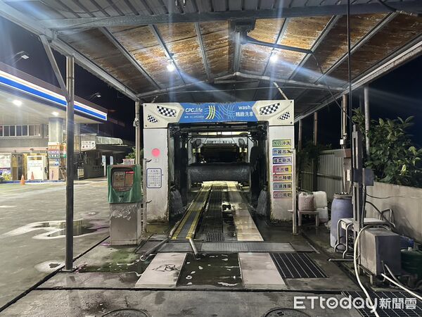 ▲▼蘇澳鎮一家加油站自動洗車場（下圖）傳出意外，一輛轎車前擋風玻璃遭洗車機器碰撞受損。（圖／記者游芳男翻攝，下同）