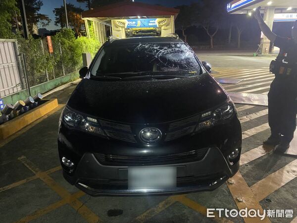 ▲▼蘇澳鎮一家加油站自動洗車場（下圖）傳出意外，一輛轎車前擋風玻璃遭洗車機器碰撞受損。（圖／記者游芳男翻攝，下同）
