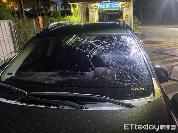 ▲▼蘇澳鎮一家加油站自動洗車場（下圖）傳出意外，一輛轎車前擋風玻璃遭洗車機器碰撞受損。（圖／記者游芳男翻攝，下同）