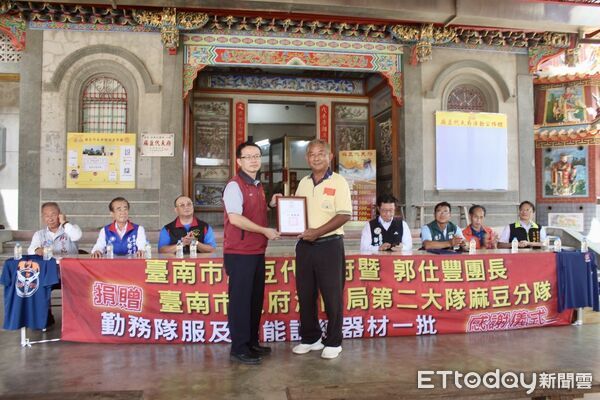 ▲台南市消防局二大隊在麻豆代天府舉辦「捐贈勤務隊服及體能器材感謝儀式」。（圖／記者林東良翻攝，下同）
