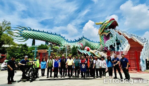 ▲台南市消防局二大隊在麻豆代天府舉辦「捐贈勤務隊服及體能器材感謝儀式」。（圖／記者林東良翻攝，下同）