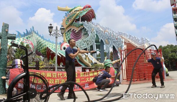 ▲台南市消防局二大隊在麻豆代天府舉辦「捐贈勤務隊服及體能器材感謝儀式」。（圖／記者林東良翻攝，下同）