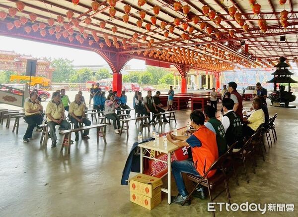 ▲台南市消防局二大隊在麻豆代天府舉辦「捐贈勤務隊服及體能器材感謝儀式」。（圖／記者林東良翻攝，下同）