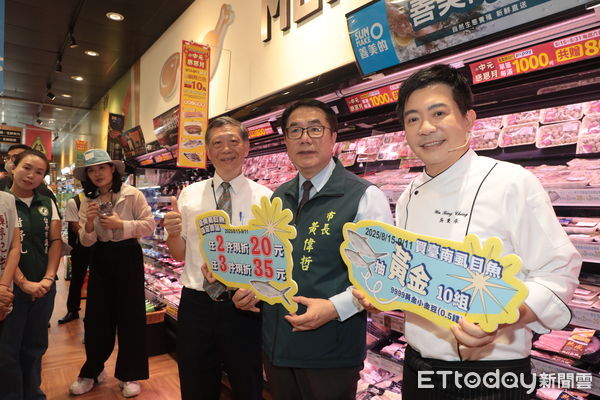 ▲市長黃偉哲與名廚吳秉承於全聯門市示範料理虱目魚肚，吸引民眾圍觀。（圖／記者林東良翻攝，下同）