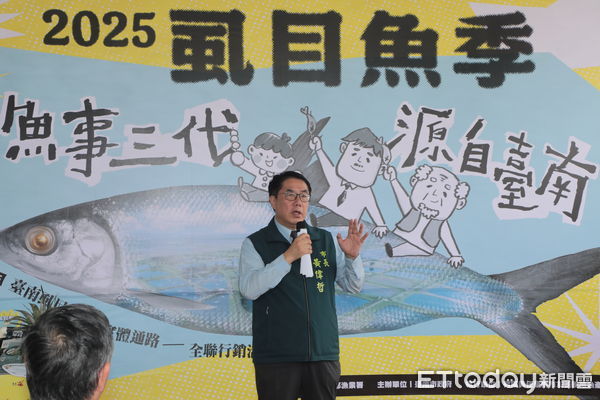 ▲市長黃偉哲與名廚吳秉承於全聯門市示範料理虱目魚肚，吸引民眾圍觀。（圖／記者林東良翻攝，下同）