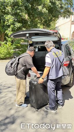 ▲涉嫌在西門町拍片舉中國國旗日男遭移民署逮捕遣送離境，終生不得來台。（圖／記者張君豪翻攝）