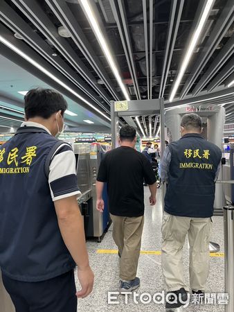 ▲涉嫌在西門町拍片舉中國國旗日男遭移民署逮捕遣送離境，終生不得來台。（圖／記者張君豪翻攝）