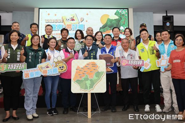 ▲市長黃偉哲與溪北14個商圈代表合影，展現「選台南 帶好禮」的特色商品，商圈代表展示各地招牌好禮，從虱目魚、愛玉到茄芷袋，琳瑯滿目。（圖／記者林東良翻攝，下同）