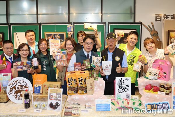 ▲市長黃偉哲與溪北14個商圈代表合影，展現「選台南 帶好禮」的特色商品，商圈代表展示各地招牌好禮，從虱目魚、愛玉到茄芷袋，琳瑯滿目。（圖／記者林東良翻攝，下同）