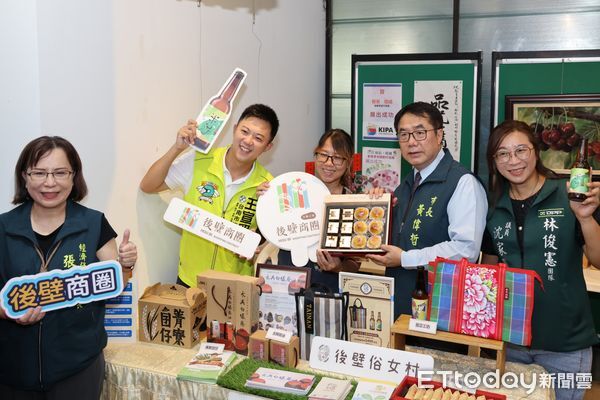 ▲市長黃偉哲與溪北14個商圈代表合影，展現「選台南 帶好禮」的特色商品，商圈代表展示各地招牌好禮，從虱目魚、愛玉到茄芷袋，琳瑯滿目。（圖／記者林東良翻攝，下同）