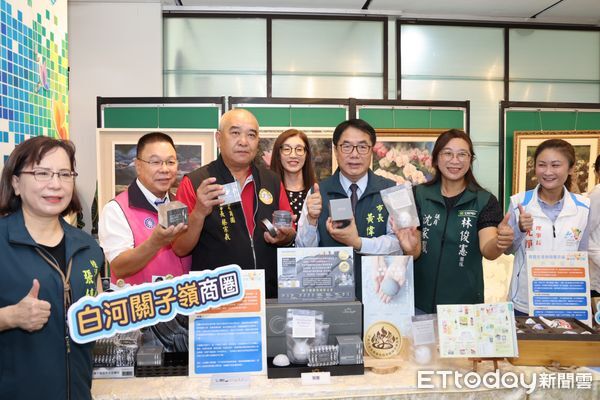 ▲市長黃偉哲與溪北14個商圈代表合影，展現「選台南 帶好禮」的特色商品，商圈代表展示各地招牌好禮，從虱目魚、愛玉到茄芷袋，琳瑯滿目。（圖／記者林東良翻攝，下同）