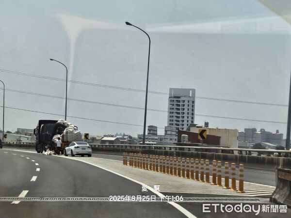 ▲▼用路人嚇壞！台88拖板車「沿路掉砂石包」　恐釀追撞警將開罰 。（圖／記者吳奕靖翻攝）