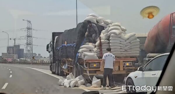 ▲▼用路人嚇壞！台88拖板車「沿路掉砂石包」　恐釀追撞警將開罰 。（圖／記者吳奕靖翻攝）