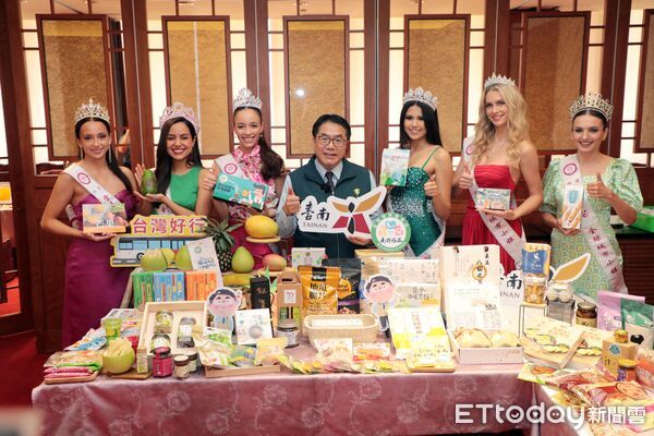 ▲台南市長黃偉哲與全球城市小姐，攜手呼籲「反詐防騙」守護市民安全。（圖／記者林東良翻攝，下同）