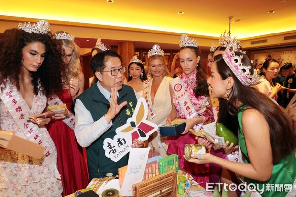 ▲台南市長黃偉哲與全球城市小姐，攜手呼籲「反詐防騙」守護市民安全。（圖／記者林東良翻攝，下同）