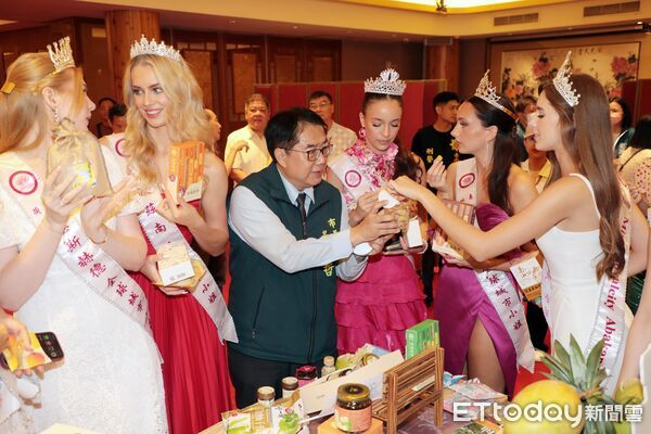 ▲台南市長黃偉哲與全球城市小姐，攜手呼籲「反詐防騙」守護市民安全。（圖／記者林東良翻攝，下同）