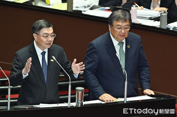 ▲卓榮泰、邱泰源（右）回應辭職信爭議。（圖／記者李毓康攝）