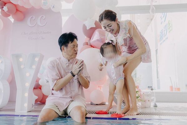 ▲▼劉伊心為愛女舉辦豪華水上抓周派對 。（圖／本人提供）
