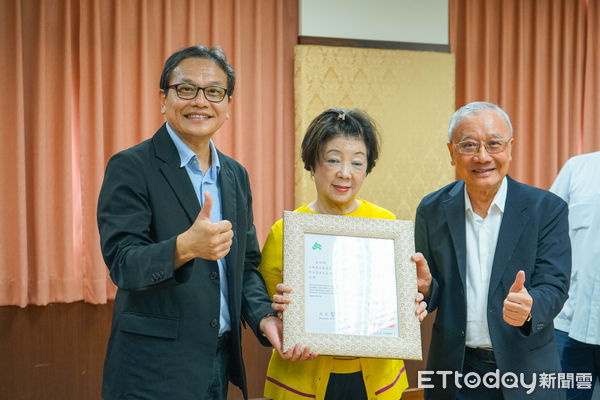 ▲張淑芬受聘為崑山科大榮譽講座教授，鐘俊顏副校長頒贈聘書。（圖／記者林東良翻攝，下同）