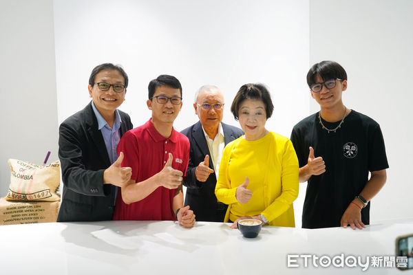 ▲張淑芬受聘為崑山科大榮譽講座教授，鐘俊顏副校長頒贈聘書。（圖／記者林東良翻攝，下同）