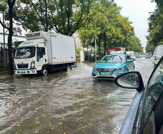 ▲▼上海突降大暴雷雨、冰雹。（圖／翻攝自微博）