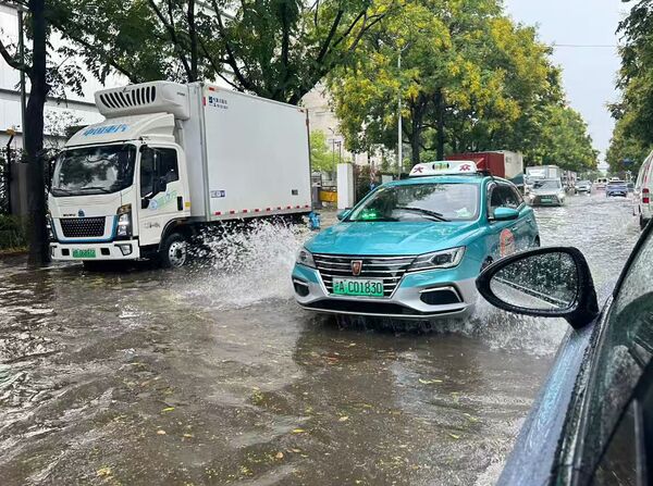 ▲▼上海突降大暴雷雨、冰雹。（圖／翻攝自微博）