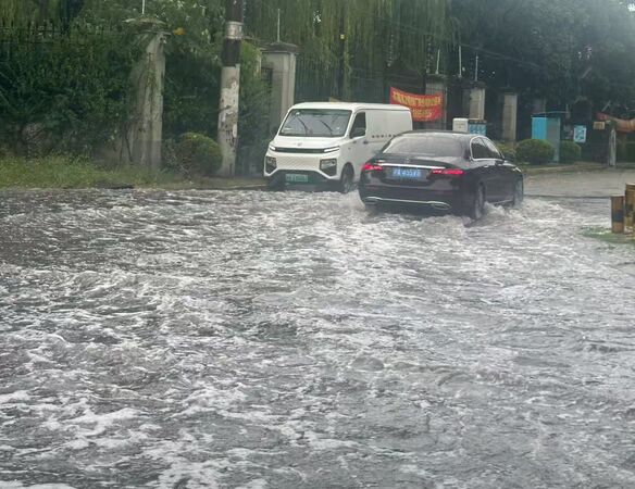 ▲上海大暴雷雨。（圖／翻攝自微博，上同）
