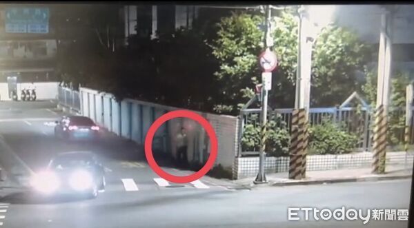 ▲新店縱火案，63歲陳姓犯嫌犯案後還在寶橋路上閒晃，步行1.1公里後返抵租屋處。（圖／記者陳以昇翻攝）