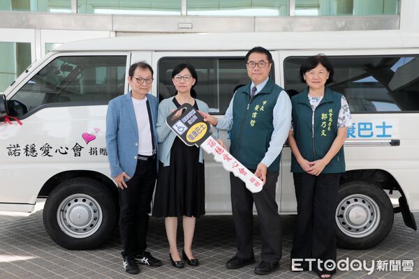▲諾穩愛心會捐贈復康巴士儀式，黃偉哲市長回贈感謝狀，肯定民間力量與市府攜手。（圖／記者林東良翻攝，下同）