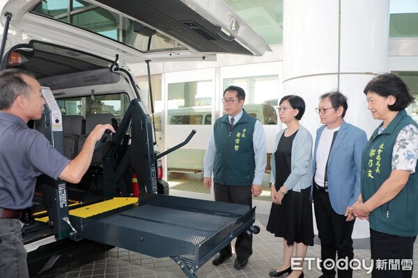 ▲諾穩愛心會捐贈復康巴士儀式，黃偉哲市長回贈感謝狀，肯定民間力量與市府攜手。（圖／記者林東良翻攝，下同）