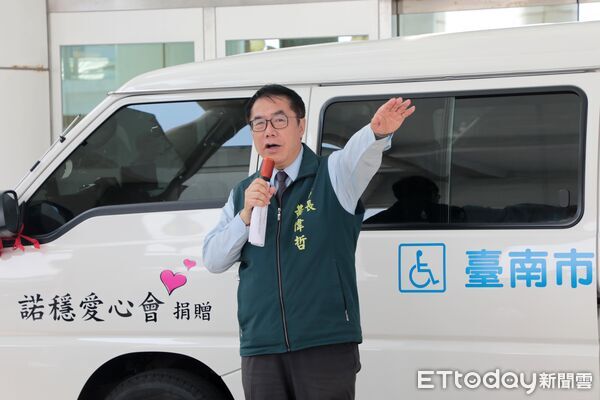 ▲諾穩愛心會捐贈復康巴士儀式，黃偉哲市長回贈感謝狀，肯定民間力量與市府攜手。（圖／記者林東良翻攝，下同）