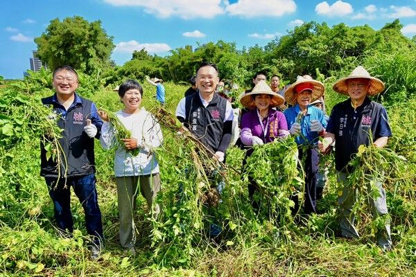 ▲蘇俊賓走進社區宣導清除外來種小花蔓澤蘭